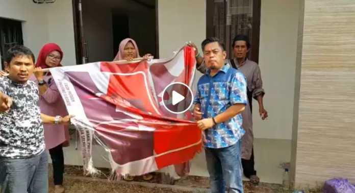 Kecewa, Relawan PAS di Makassar Bakar Bendera Prabowo-Sandi