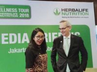 Senior Director & General Manager Herbalife Nutrition Indonesia, Andam Dewi, bersama Ahli Kesehatan Otak dan Penuaan dari University of California, Los Angeles (UCLA), Gary Small