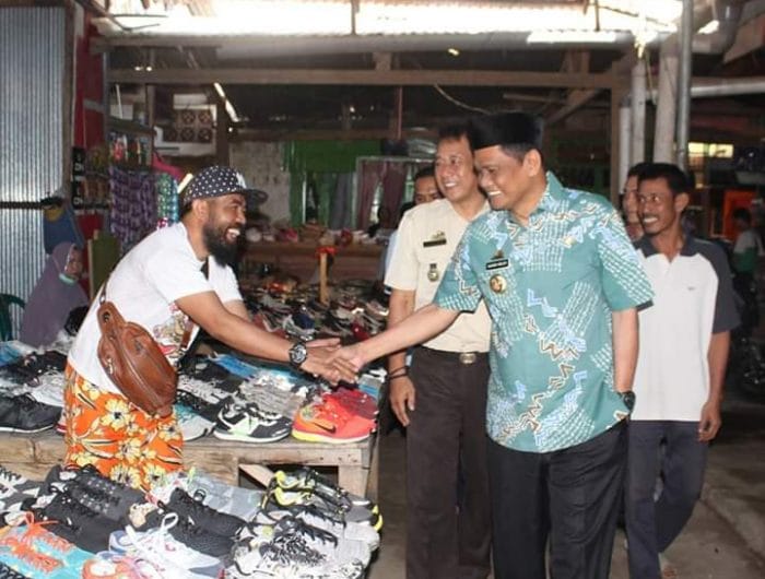Bupati Barru, H. Suardi Saleh berkunjung di Pasar Mattirowalie, Kecamatan Barru.