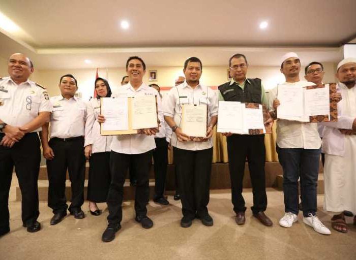 Pj Wali Kota Makassar Iqbal Suhaeb menandatangani Memorandum Of Understanding (MoU) dengan Palang Merah Indonesia (PMI) Kota Makassar.