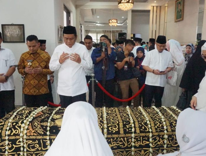 Bupati Suardi Saleh Melayat di Rumah Duka IYL