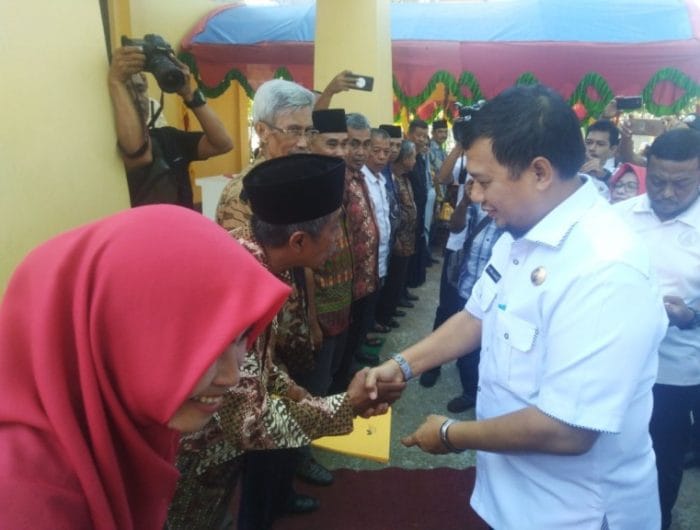 Pj Wali Kota Makassar Resmikan Kantor Kelurahan dan Beri Penghargaan ke 13 Ketua RW