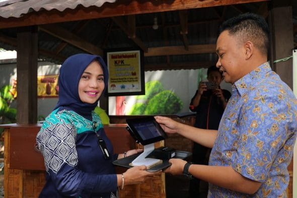 Bupati Bantaeng Serahkan Aplikasi M-Pos ke Sejumlah Restoran