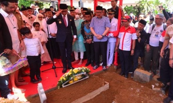 Gubernur Sulsel, Prof HM Nurdin Abdullah, bertindak sebagai Inspektur upacara pada prosesi pemakaman mantan Bupati Gowa dua periode, Dr H Ichsan Yasin Limpo, di Taman Pemakaman Islam Panaikang, Kamis (1/8).