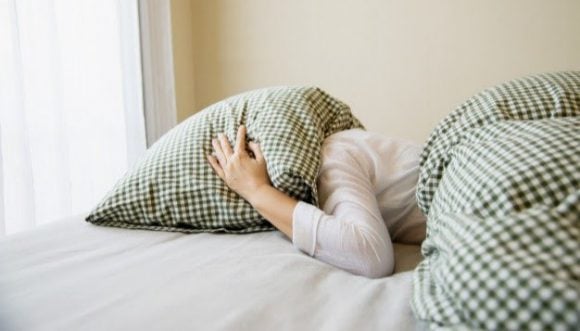 Ilustrasi: Tidur Menutup Kepala / Freepik