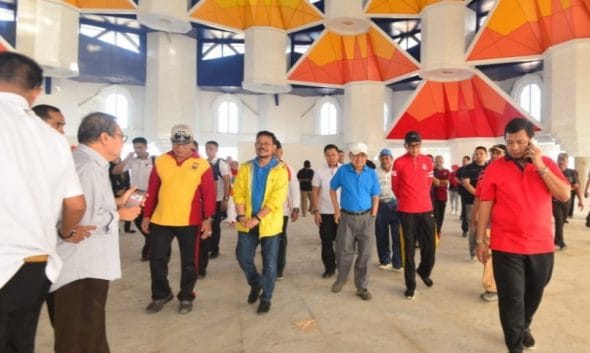 Wakil Presiden Jusuf Kalla dan istri Mufidah Kalla melakukan peninjauan di Masjid 99 Kubah di Kawasan Center Point of Indonesia
