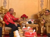 Kepala Kantor Wilayah IV KPPU Makassar berdiskusi dengan Gubernur Sulsel