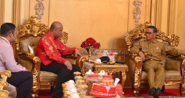 Kepala Kantor Wilayah IV KPPU Makassar berdiskusi dengan Gubernur Sulsel