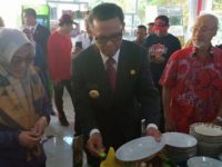 Nurdin Abdullah mencoba hidangan usai meresmikan kantin Bhinneka Tunggal Ika Unhas Makassar, Jumat (16/8).