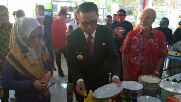 Nurdin Abdullah mencoba hidangan usai meresmikan kantin Bhinneka Tunggal Ika Unhas Makassar, Jumat (16/8).
