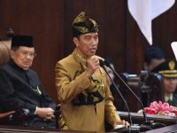 Presiden Joko Widodo dengan baju adat suku Sasak NTB menyampaikan pidato kenegaraan