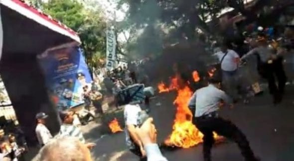 Polisi dibakar di Cianjur. (ist)