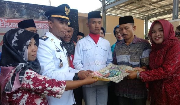 Komandan Paskibraka Disawer Guru Usai Upacara Bendera