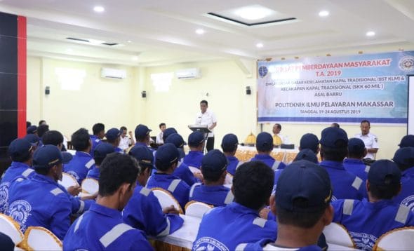 Bupati Barru Ir. H. Suardi Saleh M.Si memberikan pengarahan di acara Diklat Dasar Keselamatan Kapal Tradisional (BST KLM) dan Kecakapan Kapal Tradisional (SKK 60 MIL)