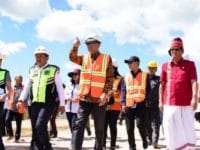 Gubernur Sulsel, Nurdin Abdullah meninjau Bandara Internasional Toraja Buntu Kunik di Tana Toraja.
