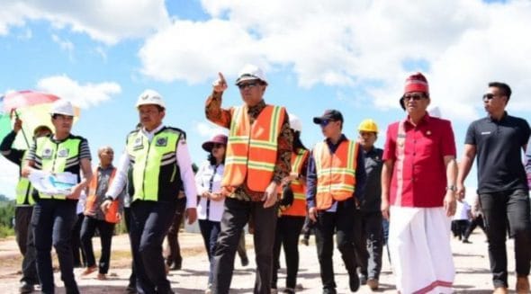 Gubernur Sulsel, Nurdin Abdullah meninjau Bandara Internasional Toraja Buntu Kunik di Tana Toraja.