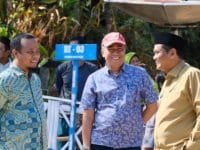 Bupati Barru, Ir. H. Suardi Saleh mendampingi Wakil Gubernur Sulawesi Selatan, Andi Sudirman Sulaiman memantau langsung proses pembukaan lahan untuk akses jalan Kamiri-Lawo