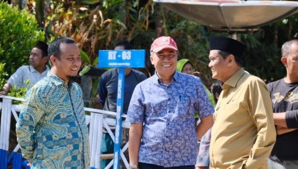 Bupati Barru, Ir. H. Suardi Saleh mendampingi Wakil Gubernur Sulawesi Selatan, Andi Sudirman Sulaiman memantau langsung proses pembukaan lahan untuk akses jalan Kamiri-Lawo