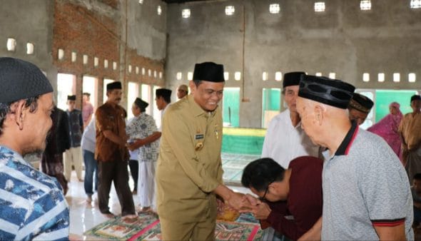 Bupati Barru Ir. H. Suardi Saleh, M.Si melakukan shalat Jum'at berjamaah di Masjid Raodatul Jannah, Lingkungan Mallawa