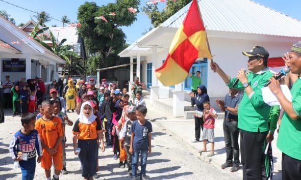 Bupati Barru melepas peserta jalan santai di halaman Kantor Desa Cilellang, Kabupaten Barru, Sulawesi Selatan, Minggu (25/08/19)