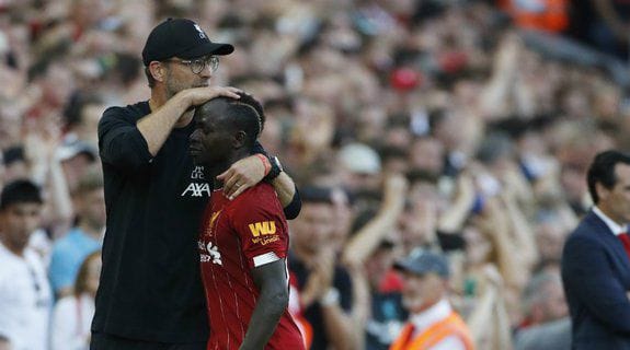 Jurgen Klopp memeluk Sadio Mane setelah menariknya keluar lebih awal di pertandingan melawan Arsenal