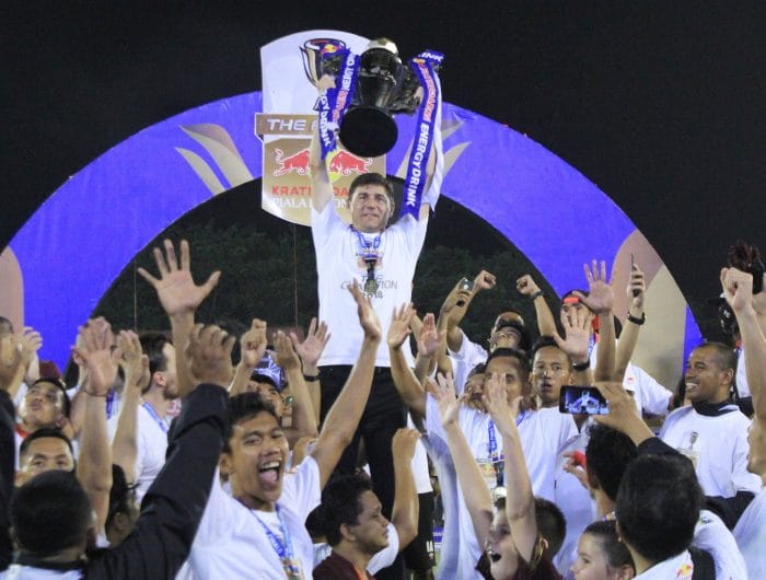 Pelatih PSM Makassar, Darije Kalezic mengangkat Piala Indonesia. (Ist)