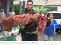 Jenazah H dibopong sang ayah keluar dari Puskesmas Cikokol, Tangerang, Jumat (23/8/2019)