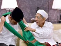 Mbah Moen bersama Presiden Joko Widodo (Ist)