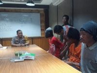 Kapolres Malang AKBP Yade Setiawan Ujung saat mengintrogasi tersangka ZA dan Ahmad (22) serta kakaknya Rozikin (25) pelaku begal