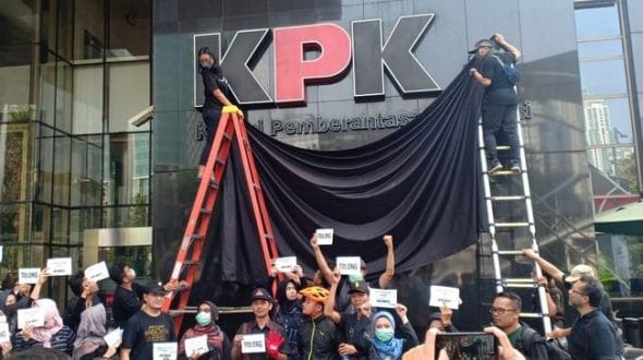 Tolak Revisi UU, Pegawai KPK Aksi Tutup Logo di Gedung Merah Putih
