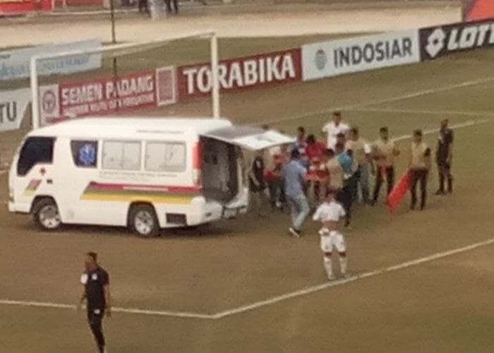 Kiper PSM Rivki Mokodompit dilarikan ke rumah sakit dengan ambulans