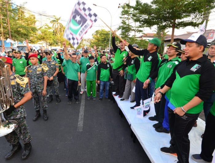 Gubernur Sulsel ditengah melepas jalan santai KAHMI Kota Makassar. (Ist)