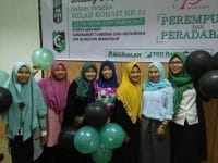 Nurjannah Husain (Tengah berjilbab biru) (Foto: Ist)