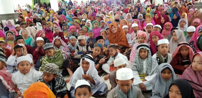 Ketua TP PKK Barru, Hj Hasnah Syam, MARS bersama peserta Khatmul Qur'an Massal yang bertempat di Masjid Agung Nurul Iman Kabupaten Barru, Sulawesi Selatan