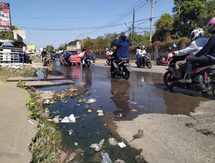 Genangan Air di Jalan Depan UIN Alauddin Resahkan Mahasiswa. (Ist)
