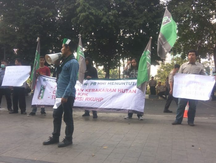 Lapenmi PB HMI menggelar aksi unjuk rasa di Depan kantor kementerian Lingkungan Hidup dan DPR RI, Kamis (26/9/2019).
