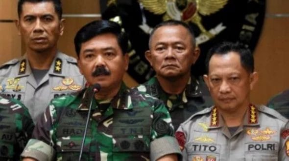 Panglima TNI Marsekal TNI Hadi Tjahjanto (kiri) bersama Kapolri Jenderal Pol Tito Karnavian (kanan)