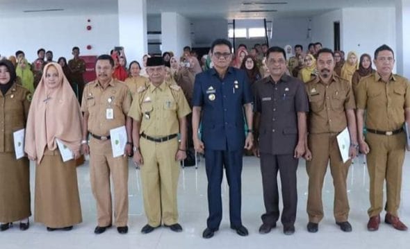 Penyerahan SK Kenaikan Pangkat di Aula Lantai 6 Kantor Bupati Barru, Selasa (03/09/19).