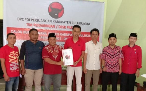 Tiga Pemuda mewakili Bakal Calon Bupati Bulukumba Jamaluddin M Syamsir mengambil formulir pendaftaran di kantor PDI Perjuangan Bulukumba,