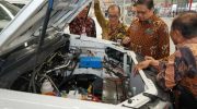 Menteri Perindustrian Airlangga Hartarto memperhatikan mesin mobil ESEMKA bertenaga listrik yang diproduksi PT Solo Manufaktur Kreasi (SMK) di Boyolali
