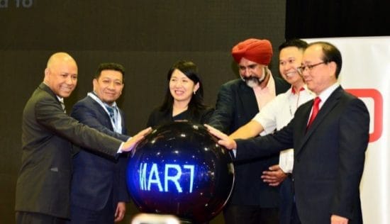 Menteri Energi, Ilmu Pengetahuan, Teknologi, Lingkungan dan Perubahan Iklim (MESTECC) Malaysia Yeo Bee Yin (tengah)