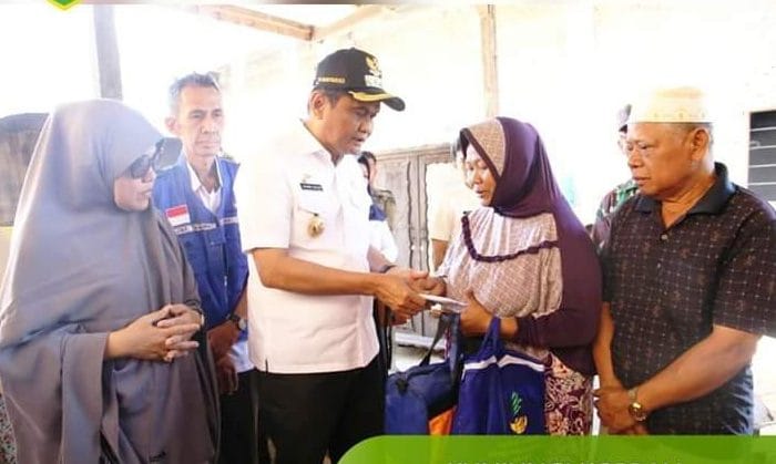 Kunjungi Korban Kebakaran, Bupati Barru Berikan Bantuan