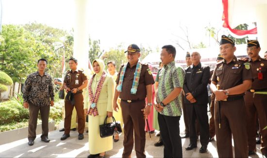 Rombongan Kejati Sulselbar disambut oleh Bupati Bantaeng, H. Ilham Azikin didampingi Kepala Kejaksaan Negeri Bantaeng, Johan Iswahyudi
