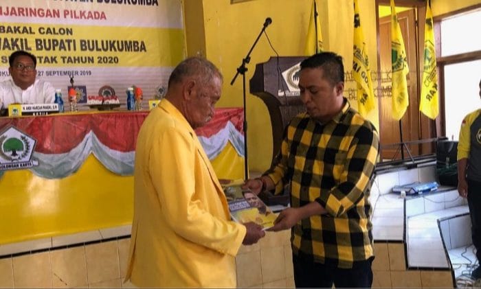 MRP saat mengembalikan formulir pendaftaran cabup Bulukumba di Sekretariat DPD Golkar setempat