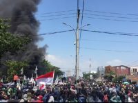 Ribuan mahasiswa yang tergabung dari berbagai Kampus di Kota Makassar menggelar aksi demonstrasi di depan Kantor DPRD Sulsel, Jalan Urip Sumoharjo, Selasa (24/9/2019).