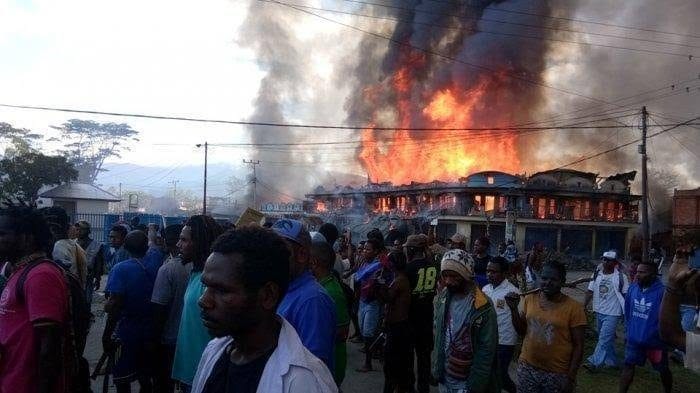 Massa membakar bangunan di Wamena, Papua. (Foto: Facebook)
