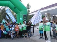 Bupati Barru Ir. H. Suardi Saleh melepas peserta lomba lari Happy First Anniversary Run 5K Barru Runners