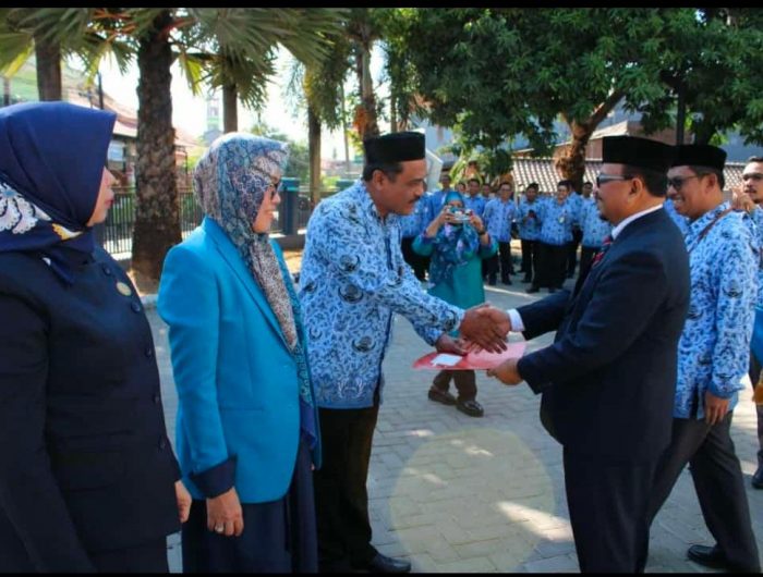 Penyerahan Surat Keputusan Kemenristekdikti kepada Ketua Yayasan Pendidikan dan Profesi Bahari Nusantara, M. Yasin.