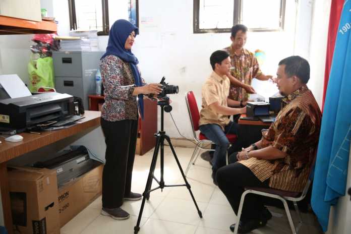 Sidak di Kecamatan Tamalate, Iqbal Suhaeb Buat E-KTP Baru