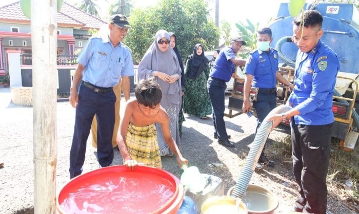 Hasnah Syam Tinjau Penyaluran Bantuan Air Bersih